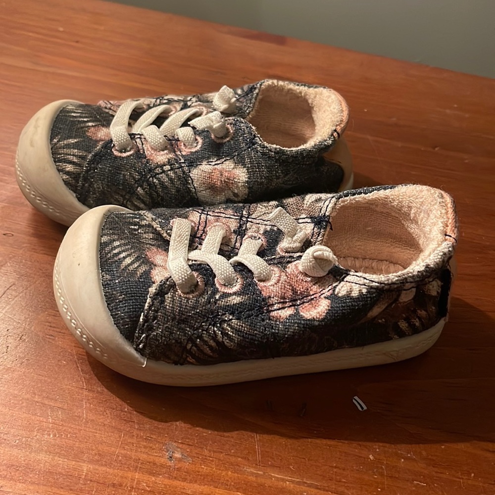 Like new, worn one season Roxy toddler girl size 5 slide on tennis shoes